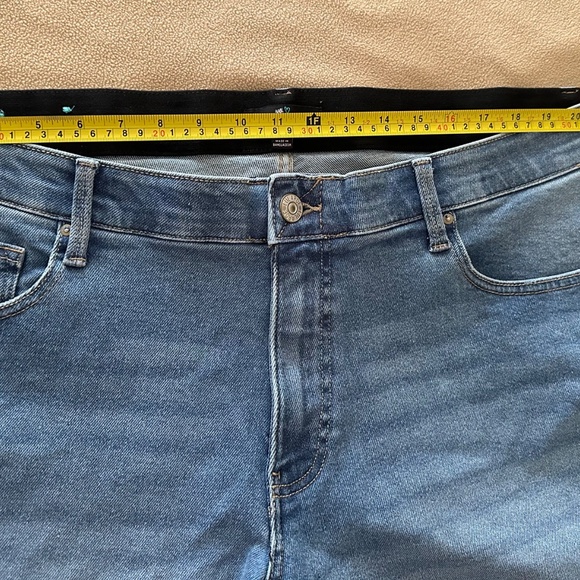 LuLaRoe Relaxed Denim Jean Shorts 42 Lagoon Wash Size 22W-23W NWOT - Picture 4 of 12